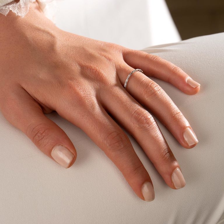 انگشتر طلا سفید نگین باگت برلیان